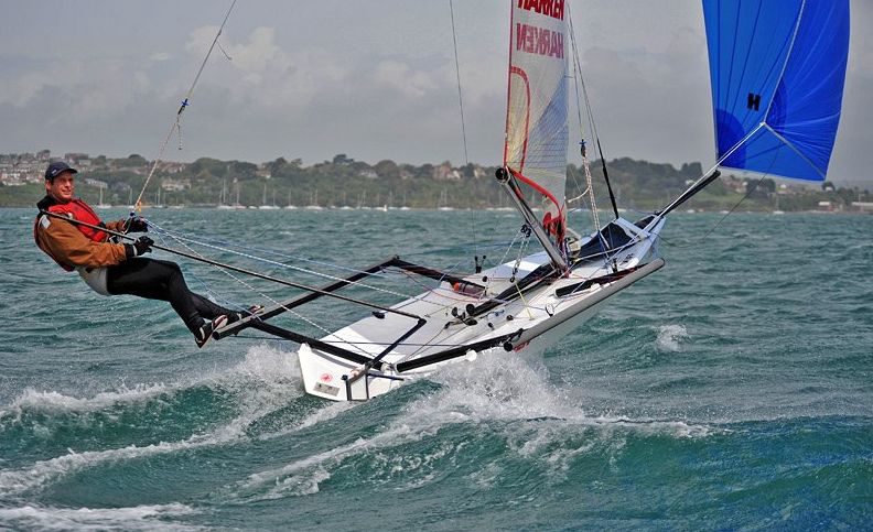 Musto Skiff met blauwe gennaker op ruw water
